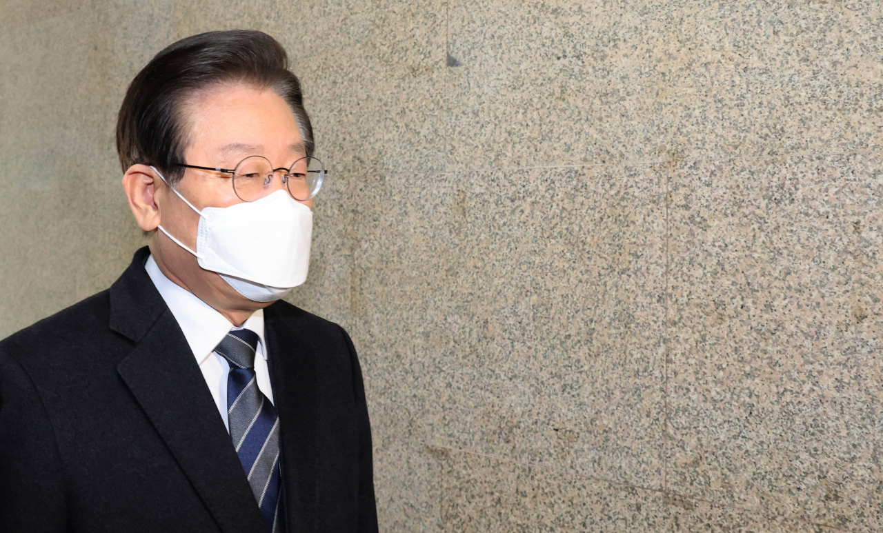 이재명 더불어민주당 대표가 2일 오후 국회 대표실에서 비공개회의를 마친 뒤 대표실을 나서는 모습. [연합]