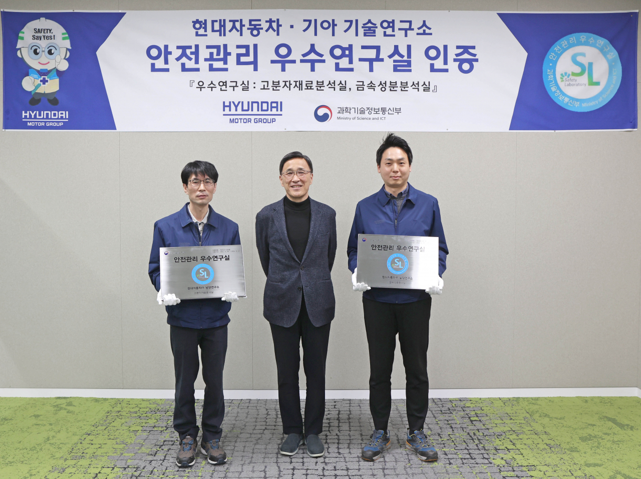 박정국(가운데) 현대차·기아 연구개발본부 사장과 연구원들이 기념사진을 찍고 있다. [현대차·기아 제공]