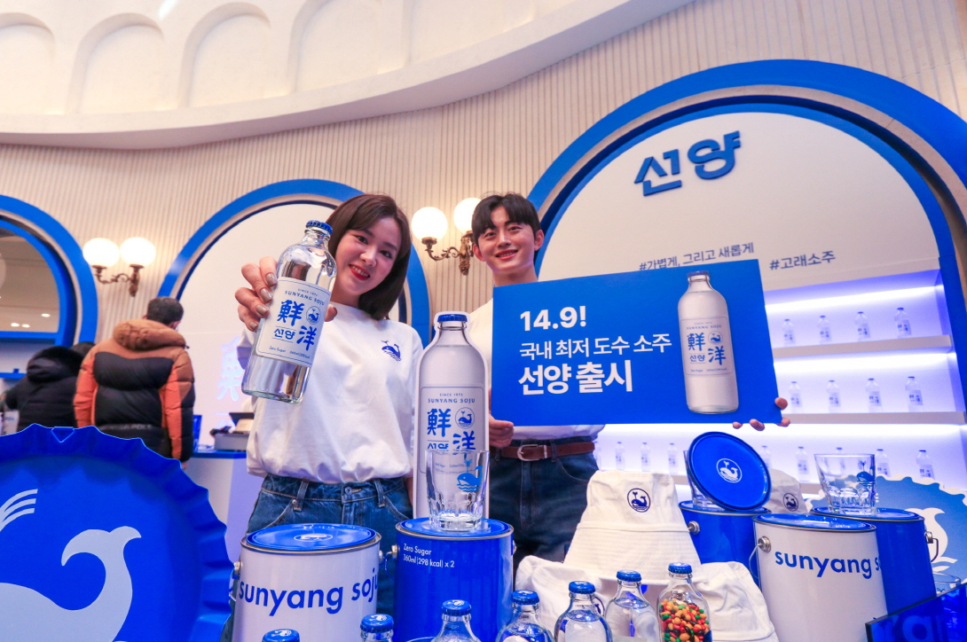 맥키스컴퍼니가 2일 대전 유성구 대전신세계 아트앤사이언스 5층 베로나 스트리트에 문을 연 신제품 소주 ‘선양’ 팝업스토어. 이 팝업스토어는 16일까지 2주간 문을 연다. [맥키스컴퍼니 제공]