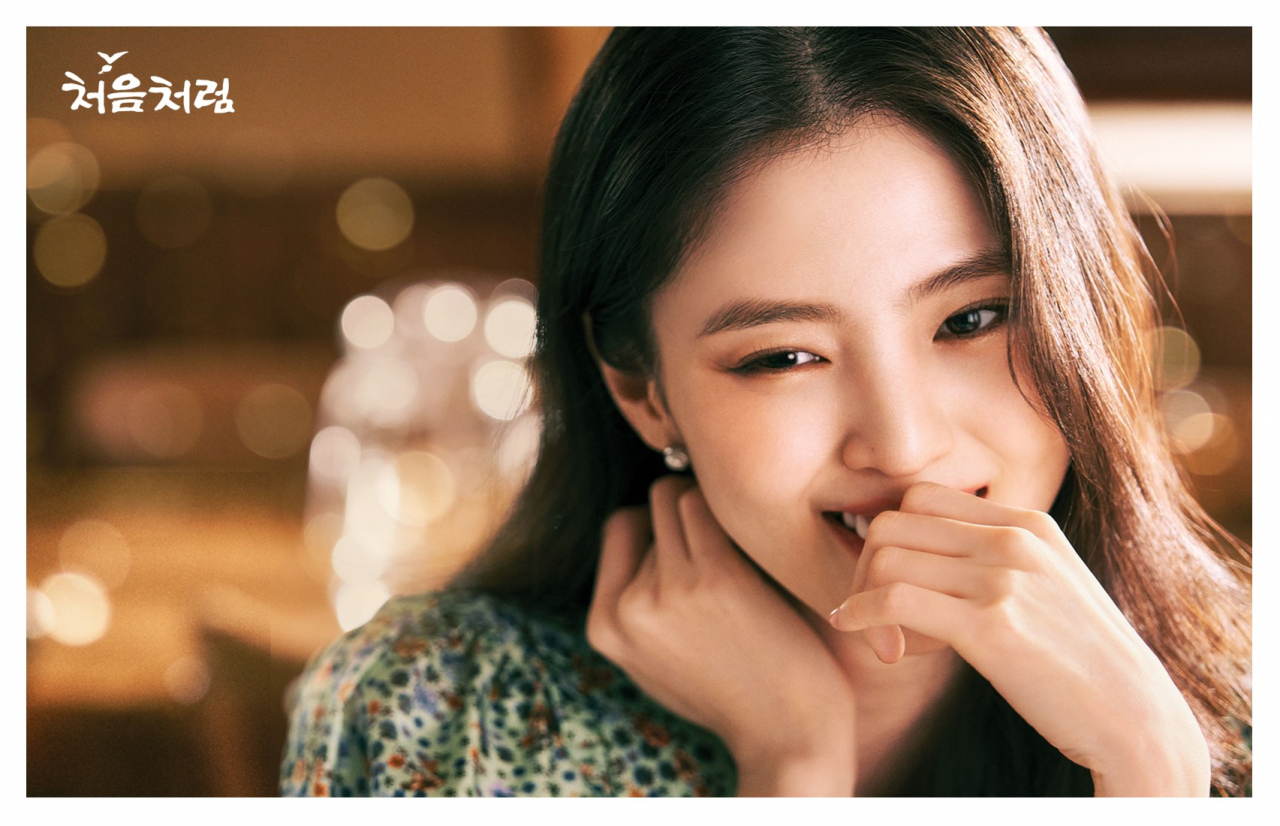 롯데칠성음료 대표 소주 브랜드 ‘처음처럼’의 새 모델로 발탁된 배우 한소희 씨. [롯데칠성음료 제공]