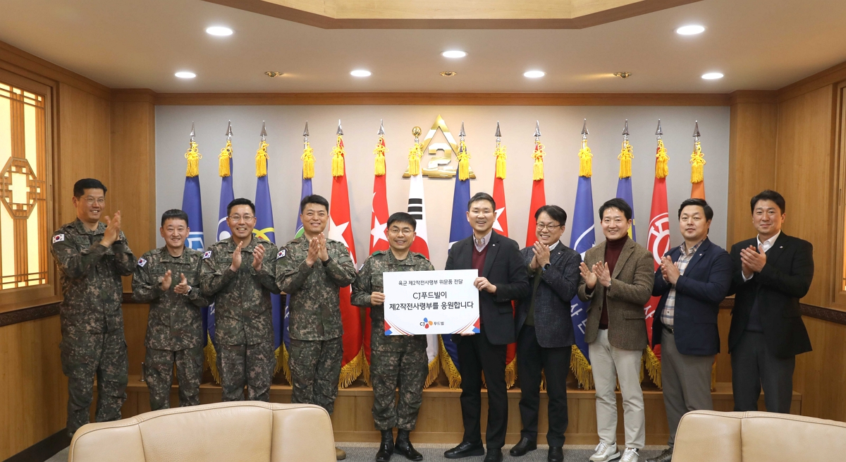 CJ푸드빌이 2일 대구 수성구 육군 제2작전사령부를 찾아 위문품을 전달했다. 김찬호(오른쪽 다섯 번째) CJ푸드빌 대표와 신희현(왼쪽 다섯 번째) 육군 제2작전사령관를 비롯한 위문품 전달식 참석자들이 기념 촬영을 하고 있다. [CJ푸드빌 제공]