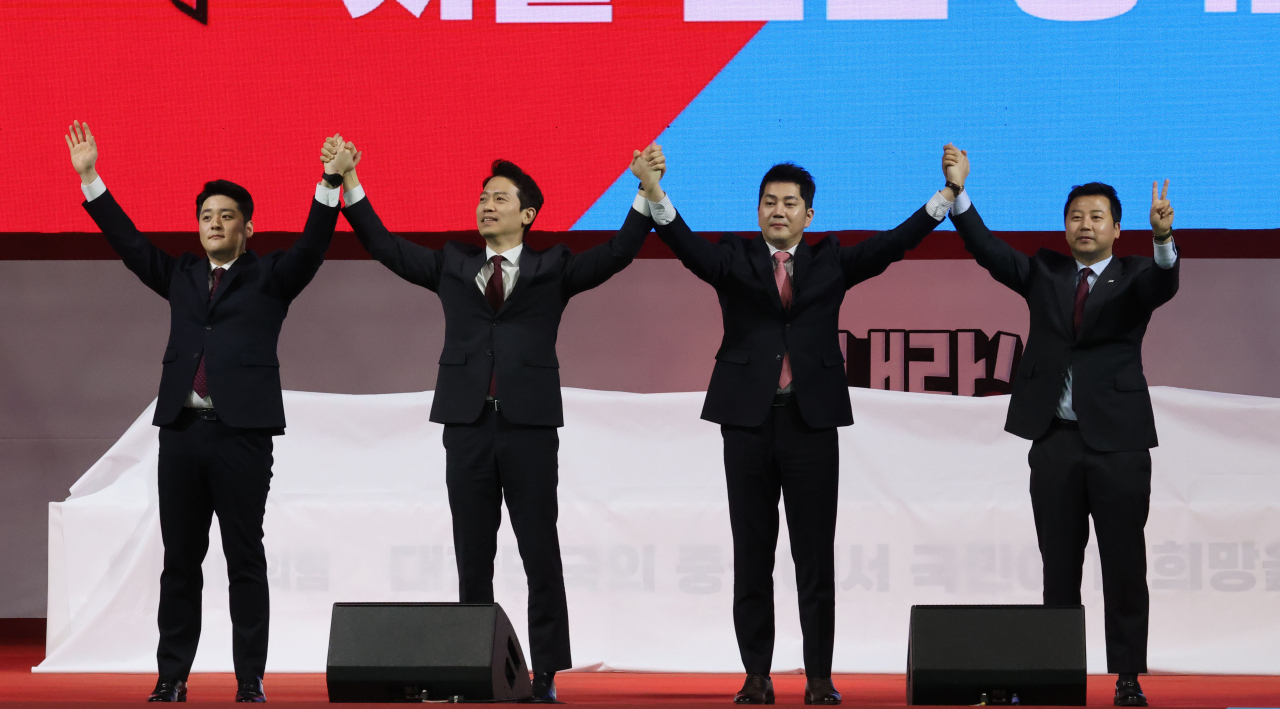 국민의힘의 김정식(왼쪽부터), 이기인, 김가람, 장예찬 청년최고위원 후보가 2일 오후 경기도 고양시 고양체육관에서 열린 제3차 전당대회 서울·인천·경기 합동연설회에서 손을 맞잡아 들고 당원들에게 인사하고 있다. [연합]