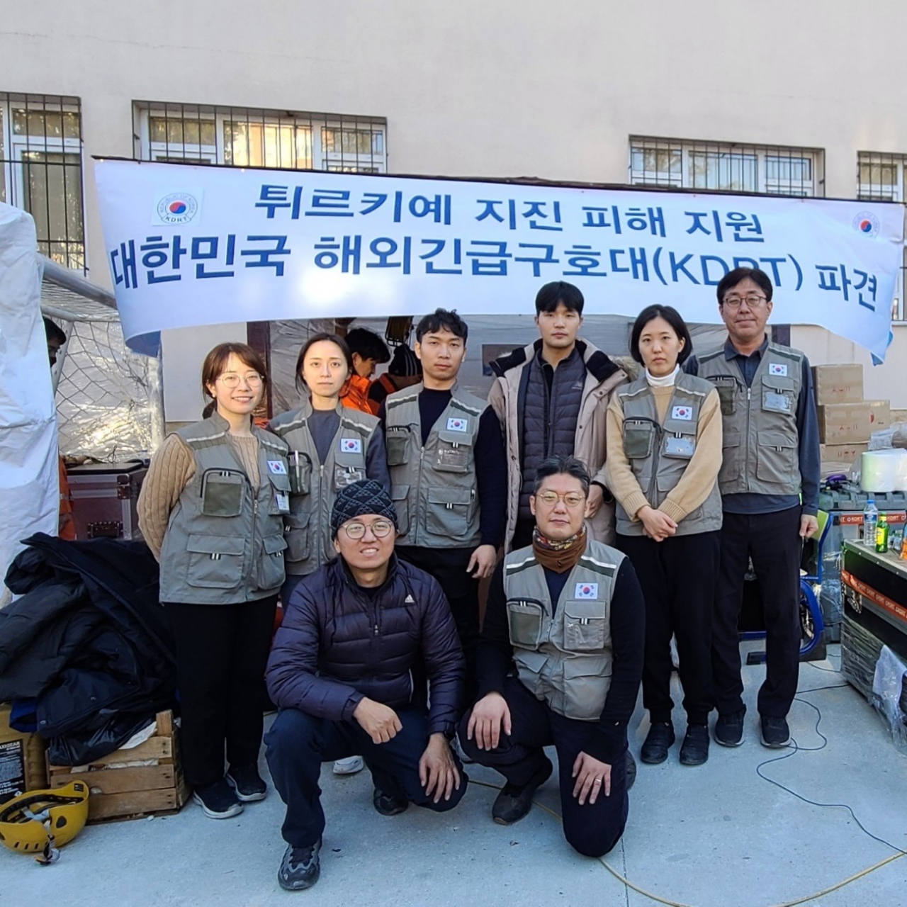 튀르키예 지진 대응 1진 대한민국 긴급구호대(KDRT)의 외교부와 한국국제협력단(코이카) 대원들. (뒷줄 왼쪽부터) 김민지 코이카 다자협력인도지원실 대리, 강해리 코이카 SDG프로그램팀 대리, 류선길 코이카 동남아시아1실 대리, 외교부 안한별 사무관, 백주영 코이카 해외봉사모집팀 전임, 원도연 튀르키예 긴급구호대장 (앞줄 왼쪽부터) 박완규 코이카 이집트사무소 부소장, 김민종 튀르키예 긴급구호대 사무국 팀장. [코이카 제공]
