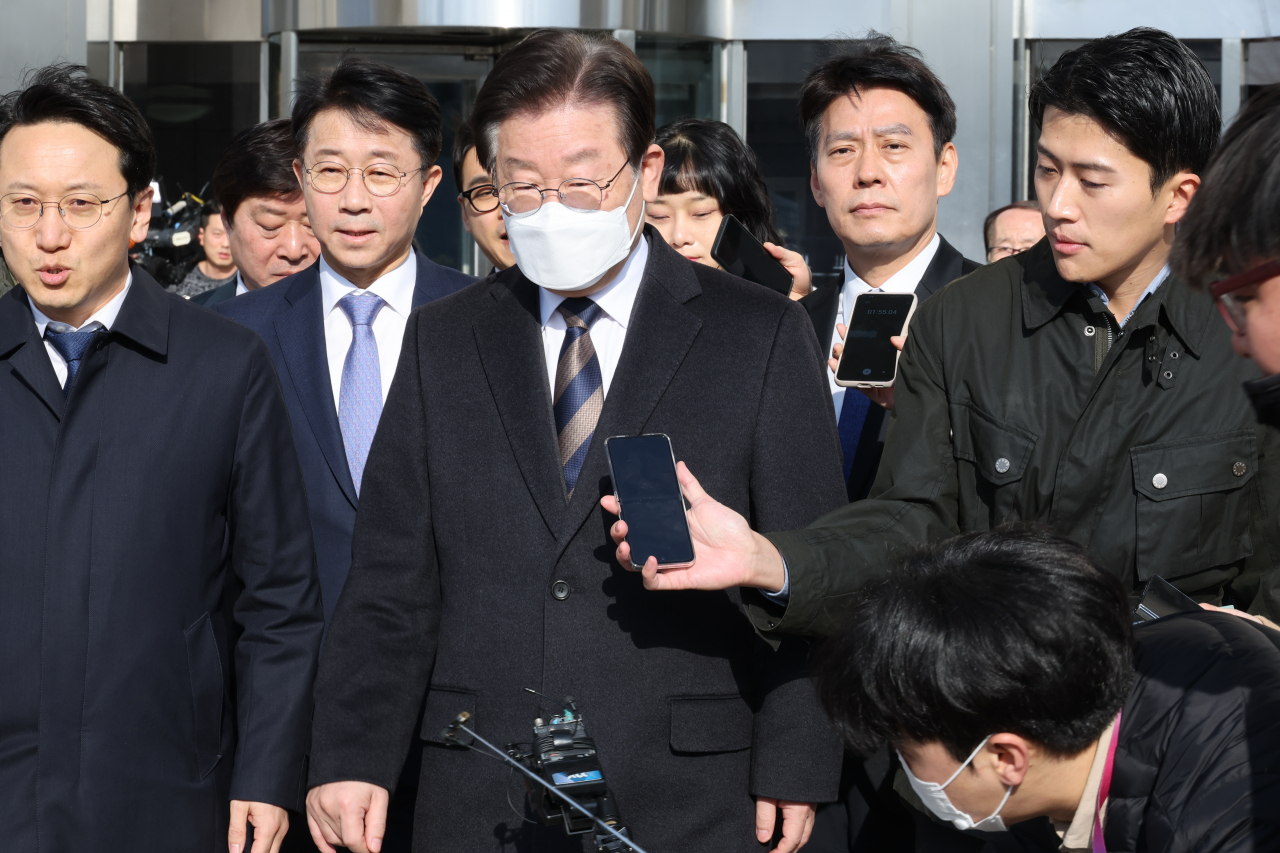 이재명 더불어민주당대표가 3일 오전 국회에서 열린 최고위원회의를 마친 뒤 선거법 관련 공판에 출석하기 위해 국회를 출발하고 있다. [연합]
