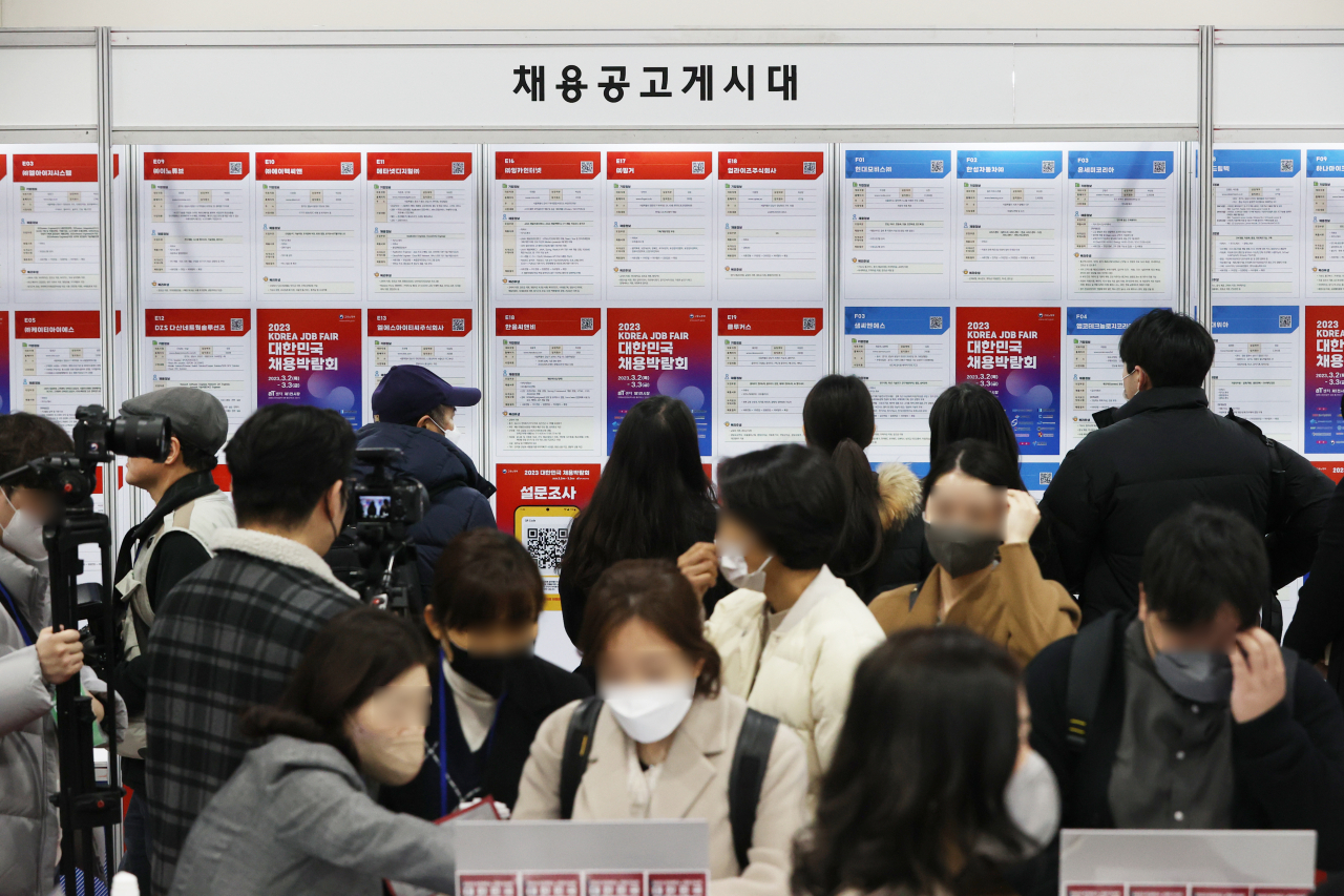 2일 서울 서초구 aT센터에서 열린 '2023 대한민국 채용박람회'를 찾은 구직자들이 채용 정보를 알아보고 있다. [연합]