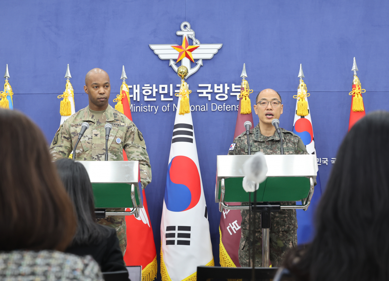 이성준 합동참모본부 공보실장과 아이작 테일러 한미연합사 공보실장이 3일 오전 서울 용산구 국방부에서 한미 '2023 자유의방패(FS)' 연합연습 계획에 대해서 공동 브리핑을 하고 있다. [연합]