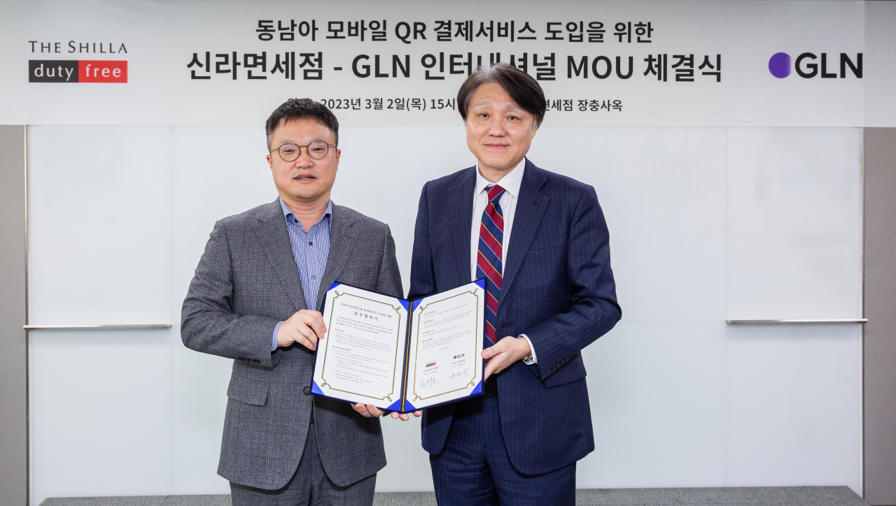 김태호(왼쪽) 호텔신라 TR부문장(부사장)과 한준성 GLN인터내셔널 대표이사가 2일 서울 중구 신라면세점 장충사옥에서 관광객 마케팅 활성화를 위한 업무 협약을 체결한 후 기념촬영을 하고 있다. [신라면세점 제공]