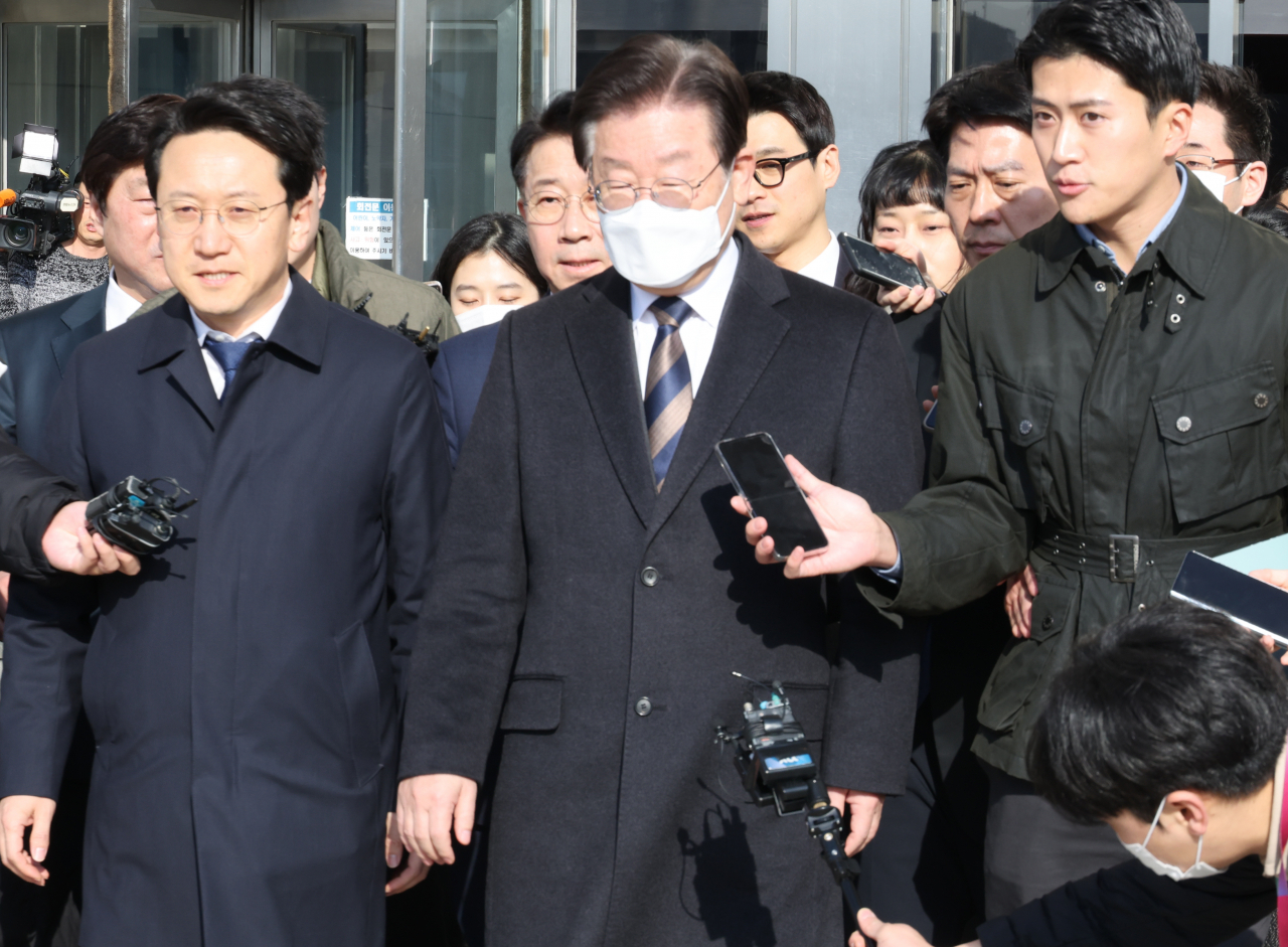 이재명 더불어민주당 대표가 3일 오전 국회에서 열린 최고위원회의를 마친 뒤 선거법 관련 공판에 출석하기 위해 국회를 출발하고 있다. [연합]