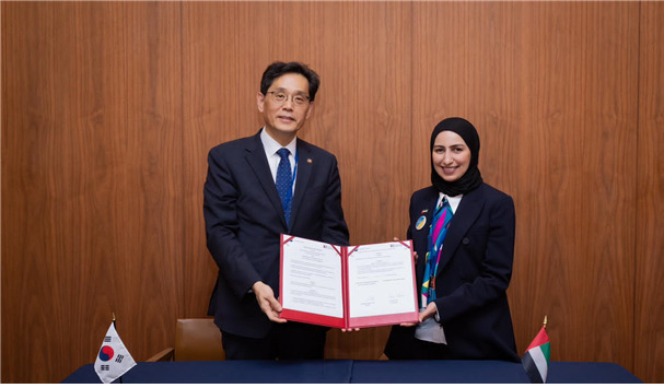 한훈 통계청장(왼쪽)이 2일(현지시각) 미국 뉴욕 유엔 주재 아랍에미리트(UAE) 대표부에서 하난 아흘리 UAE 통계청장과 업무협약(MOU)을 체결한 후 기념촬영을 하고 있다.[통계청 제공]