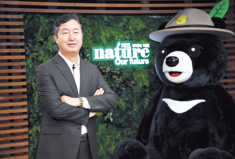 송형근 국립공원공단 이사장이 강원도 원주에 있는 공단 본사 홍보관에서 포즈를 취하고 있다. 송 이사장은 “국립공원은 미래세대를 위한 환경자산이자 훌륭한 탄소흡수원”이라며 “지난해 육상탄소흡수원 구축사업에 이어 올해 증액된 기후대응기금으로 국립공원 내 훼손된 해초지와 염습지 23헥타르(㏊)를 적극 복원해 해양탄소원을 구축하겠다”고 강조했다. [국립공원공단 제공]