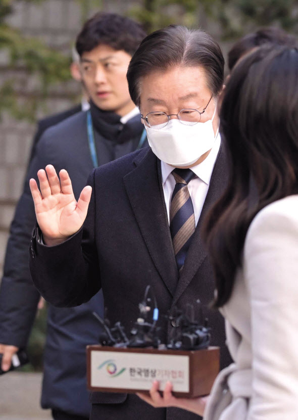 지난 대선 과정에서 허위 발언을 한 혐의로 재판에 넘겨진 이재명 더불어민주당 대표가 3일 오전 서울 서초구 서울중앙지방법원에서 열린 공직선거법 위반 혐의 사건 첫 재판에 출석하기 위해 법정으로 향하고 있다. 이상섭 기자