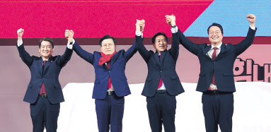 국민의힘의 안철수(왼쪽부터), 황교안, 김기현, 천하람 당 대표 후보가 2일 오후 경기도 고양시 고양체육관에서 열린 제3차 전당대회 서울·인천·경기 합동연설회에서 손을 맞잡아 들고 인사하고 있다. [연합]