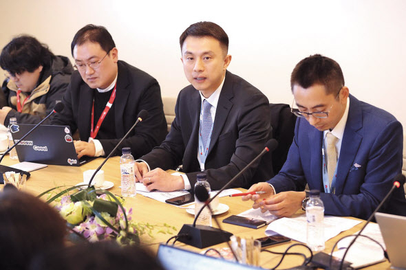 스페인 바르셀로나에서 열린 MWC 2023 기자 간담회에 참석한 손로원(가운데) 한국 화웨이 CEO와 장정쥔(오른쪽) 화웨이 아시아태평양 대외협력 및 홍보 부문 부사장. [화웨이 제공]