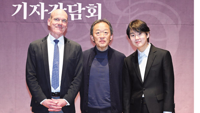 마에스트로 정명훈(가운데)과 세계적인 악단 드레스덴 슈타츠카펠레, 한국 클래식 스타 조성진(오른쪽)이 여섯번의 공연으로 한국 관객과 만난다. 사진 왼쪽은 에이드리안 존스 드레스덴 슈타츠카펠레 대표. 임세준 기자