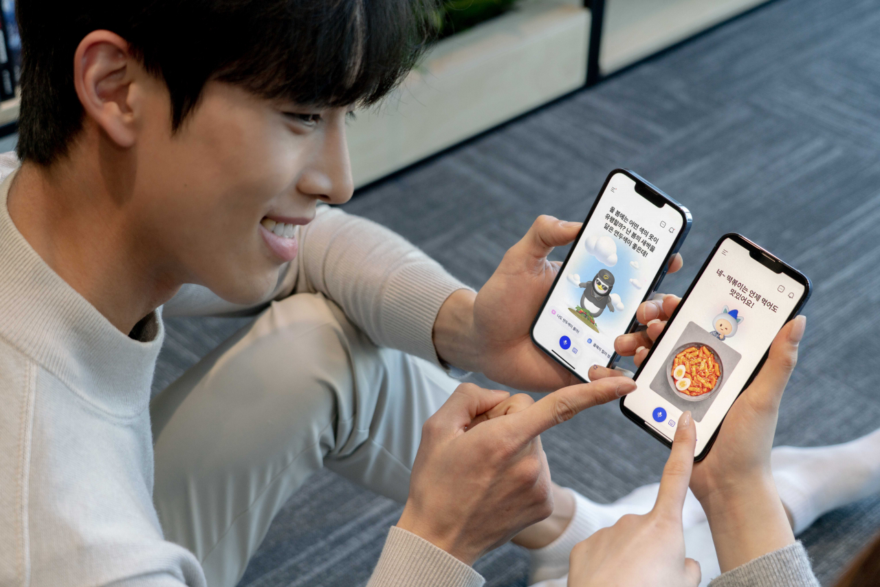 SK텔레콤 모델이 ‘에이닷’을 사용하는 모습. [SK텔레콤 제공]