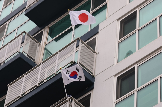 삼일절인 1일 오후 세종시 한 아파트 베란다 국기게양대에 일장기가 걸려 있다. [연합]