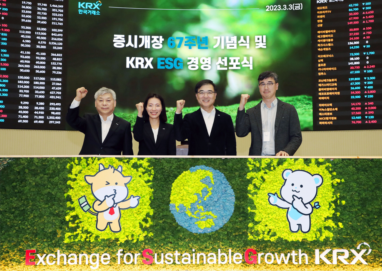 3일 서울 영등포구 한국거래소 서울사무소에서 열린 행사에서 손병두(왼쪽 세번째) 한국거래소 이사장과 직원들이 ESG 경영 원년 선포 후 파이팅을 외치며 기념촬영을 하고 있다. [한국거래소]