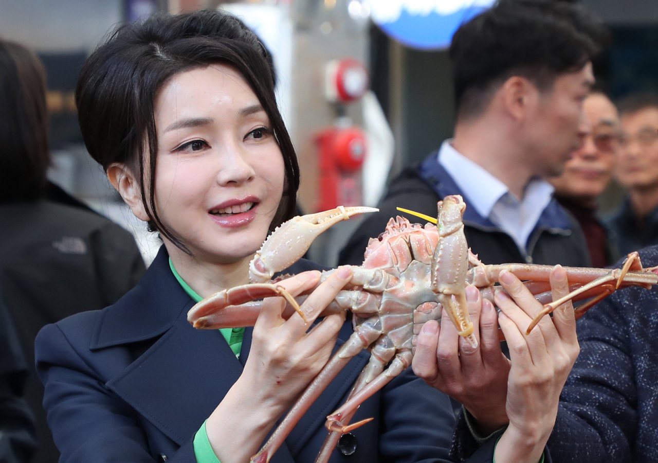 김건희 여사가 3일 경상북도 포항시 죽도시장을 방문, 대게를 살펴보고 있다. [연합]