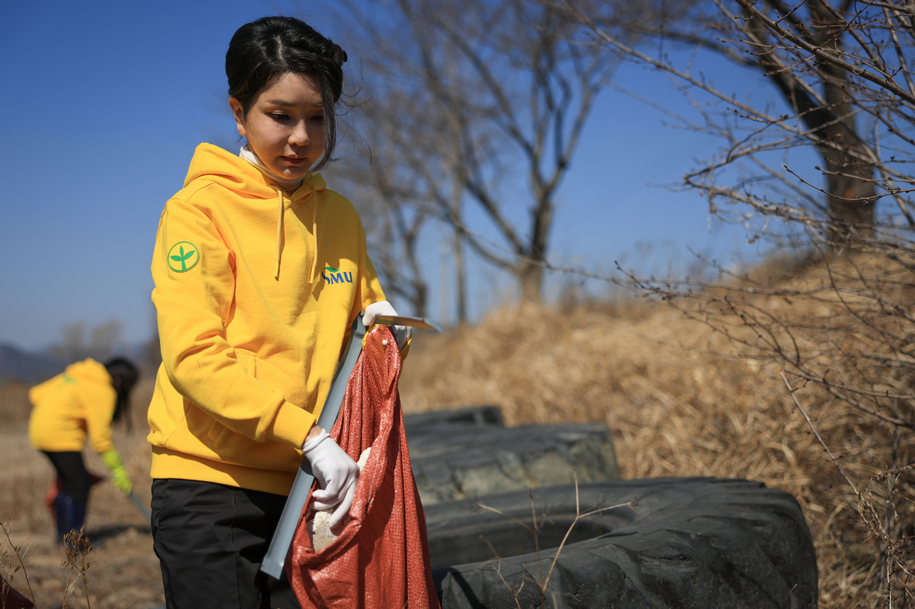 김건희 여사가 3일 경상북도 포항시 기계천에서 우리 바다 우리 강 살리기 환경정화 활동을 하고 있다. [연합]