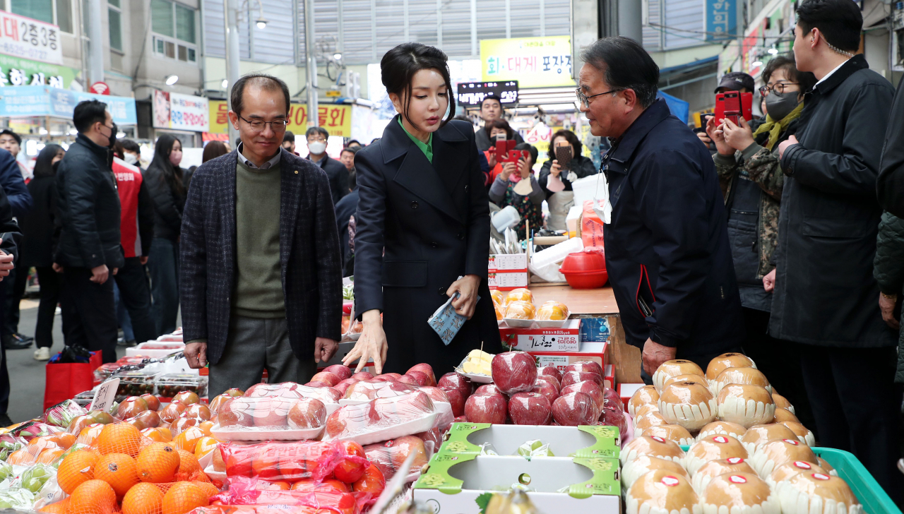 김건희 여사가 3일 경상북도 포항시 죽도시장을 방문, 지역 장애아동시설에 기부할 사과를 구매하고 있다. [연합]