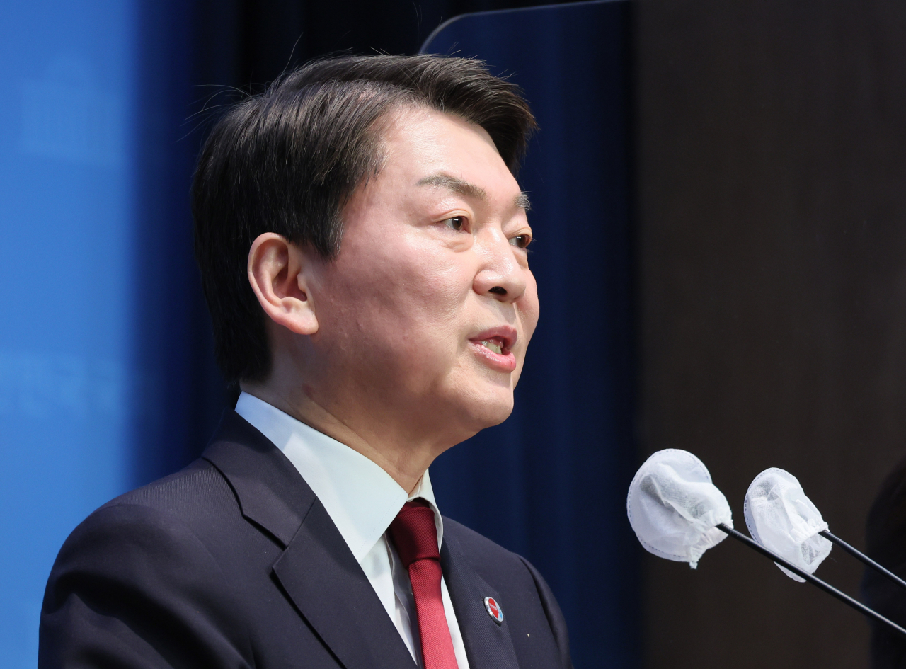 안철수 국민의힘 당대표 후보가 3일 오전 국회 소통관에서 기자회견을 열고 단일화 1주년 성명을 발표하고 있다. [연합]