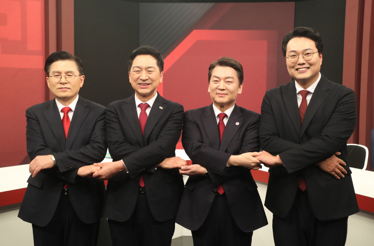국민의힘 당대표 후보들이 3일 서울 마포구 채널A에서 열린 국민의힘 당대표 후보자 토론회에 참석해 기념촬영을 하고 있다. 왼쪽부터 황교안 후보, 김기현 후보, 안철수 후보, 천하람 후보. [연합]