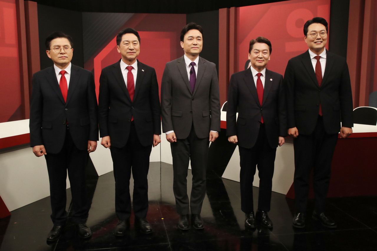 국민의힘 당대표 후보들이 3일 서울 마포구 채널A에서 열린 국민의힘 당대표 후보자 토론회에 참석해 기념촬영을 하고 있다. [연합]