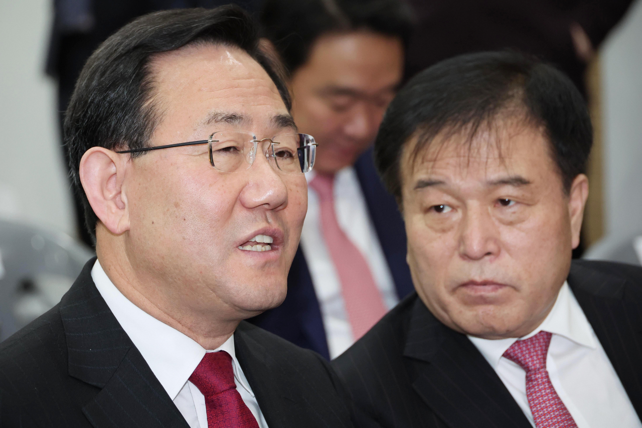 주호영 국민의힘 원내대표(왼쪽)와 이진복 정무수석이 24일 서울 동작구 상도동 김영삼도서관에서 열린 문민정부 출범 30주년 기념식에 참석해 대화하고 있다. [연합]