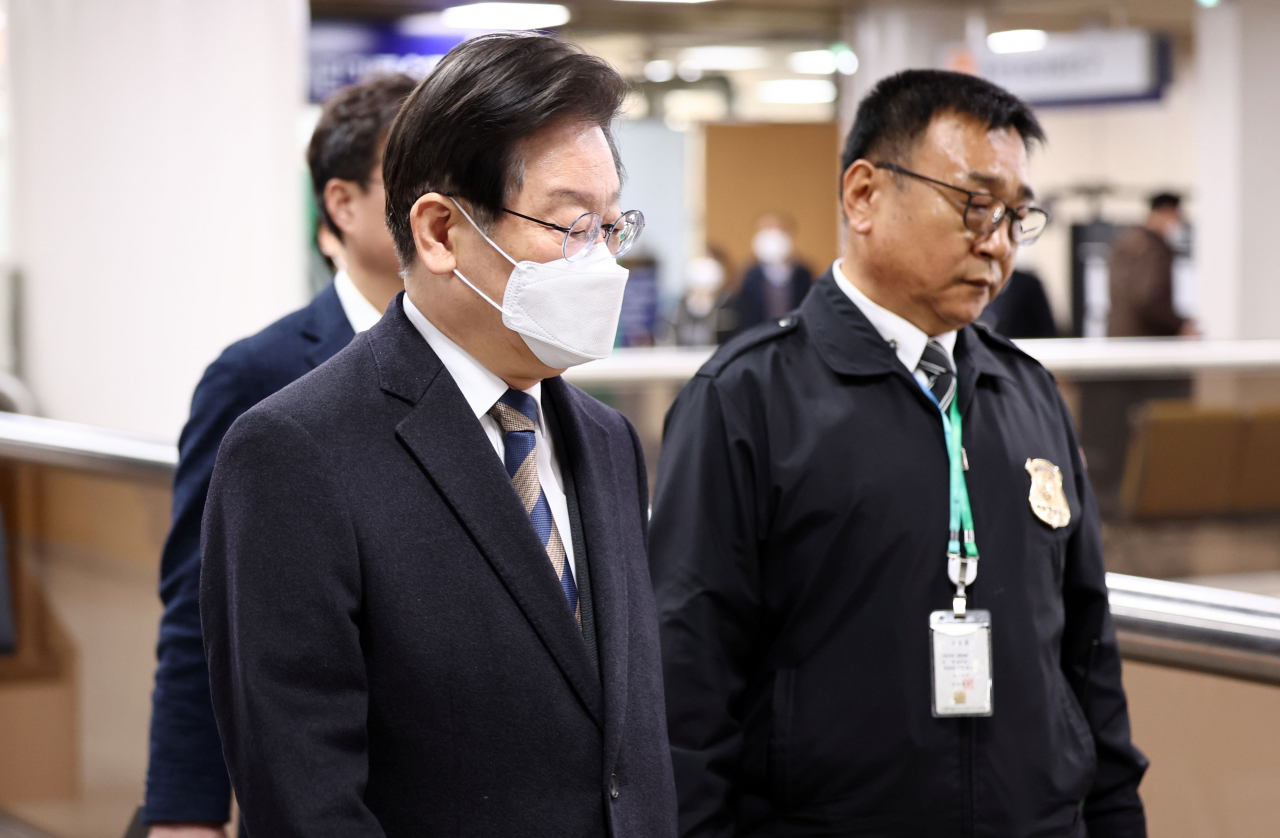 지난 대선 과정에서 허위 발언을 한 혐의로 재판에 넘겨진 이재명 더불어민주당 대표가 3일 오후 서초구 서울중앙지방법원에서 열린 공직선거법 위반 혐의 사건 오전 재판을 마치고 법원 청사를 나서고 있다. [연합]