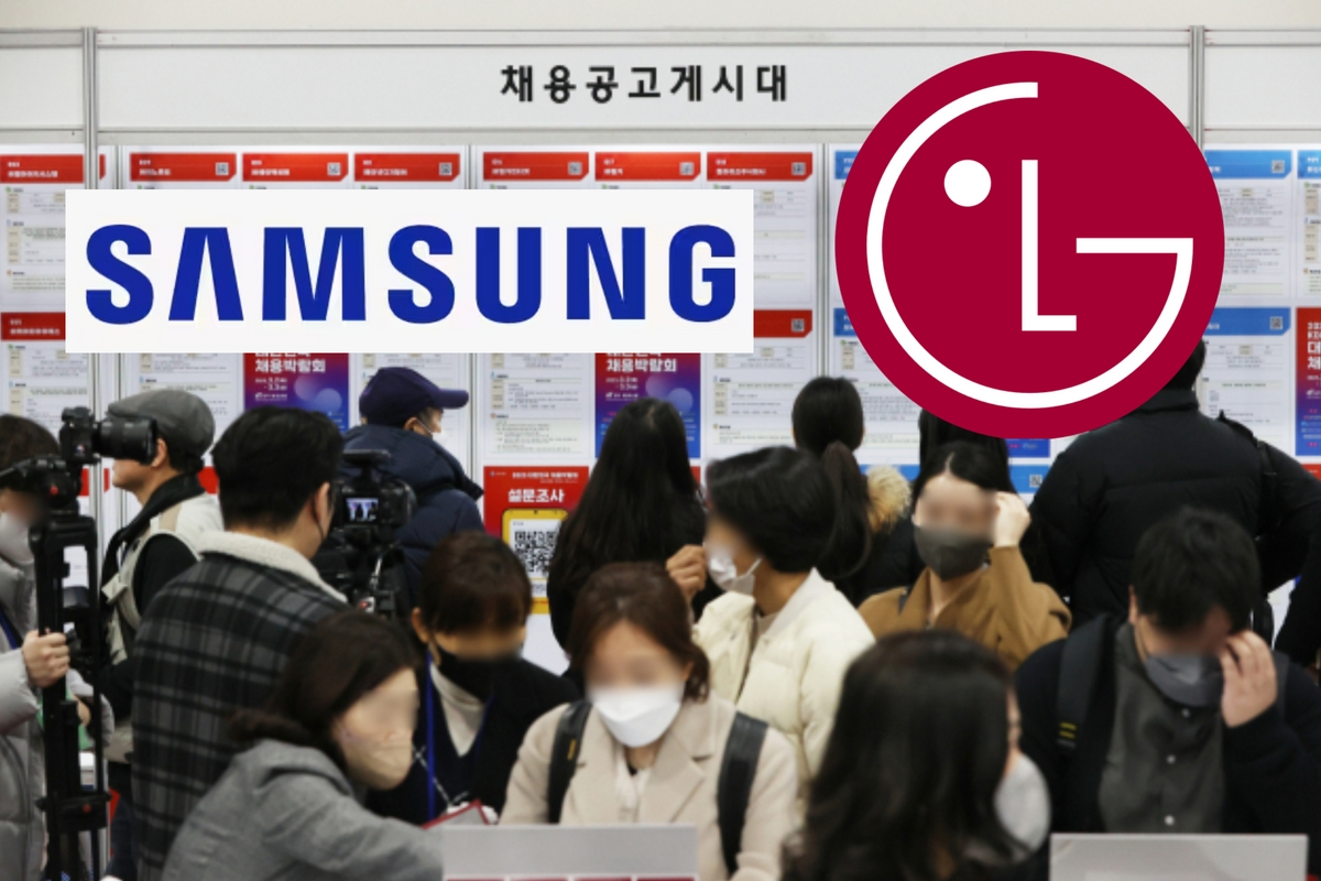 지난 2일 서울 서초구 aT센터에서 열린 ‘2023 대한민국 채용박람회’에서 구직자들이 채용 정보를 알아보고 있다. [연합]
