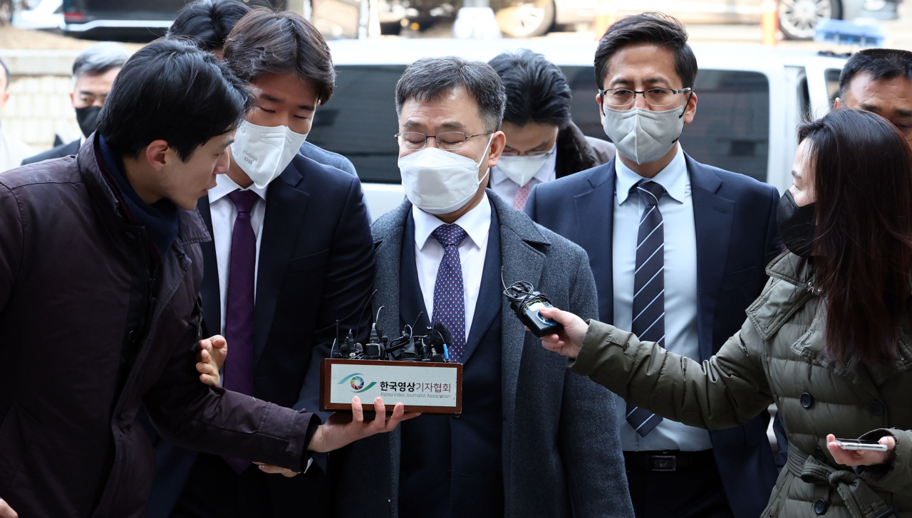 화천대유자산관리 대주주 김만배 씨(가운데)가 지난달 17일 서울 서초구 서울중앙지방법원에서 열린 영장심사에 출석하는 모습. [연합]