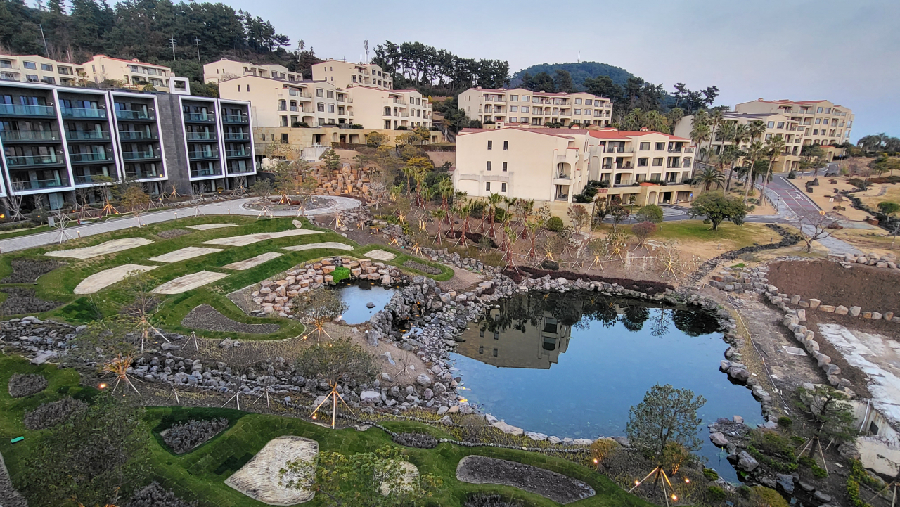 The Yeowoomul ponds at JW Marriott Jeju Resort & Spa, inspired by island folklore (Kim Hae-yeon/ The Korea Herald)
