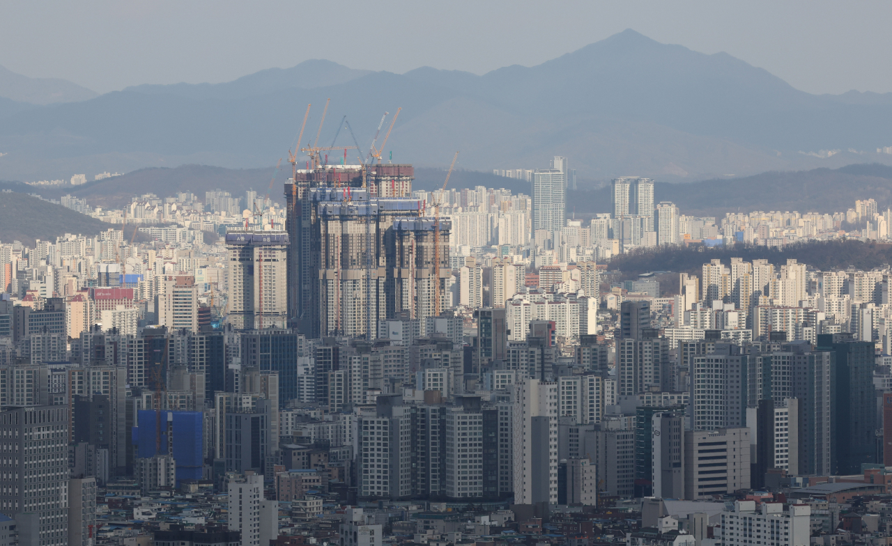 서울 남산에서 바라본 시내 아파트 단지의 모습. [연합]