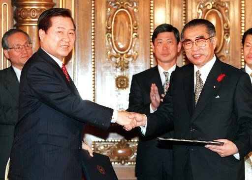 1998년 10월 일본 오사카에서 한일공동선언을 발표한 뒤 악수하고 있는 김대중(왼쪽) 대통령과 오부치 게이조 일본 총리 [AFP]