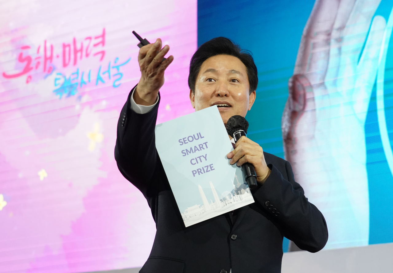 오세훈 서울시장이 3일 오후 서울 서초구 반포한강공원 세빛섬에서 열린 서울시 주한대사 초청 춘계인사회에서 주한대사들에게 서울비전 브리핑을 하고 있다. [연합]