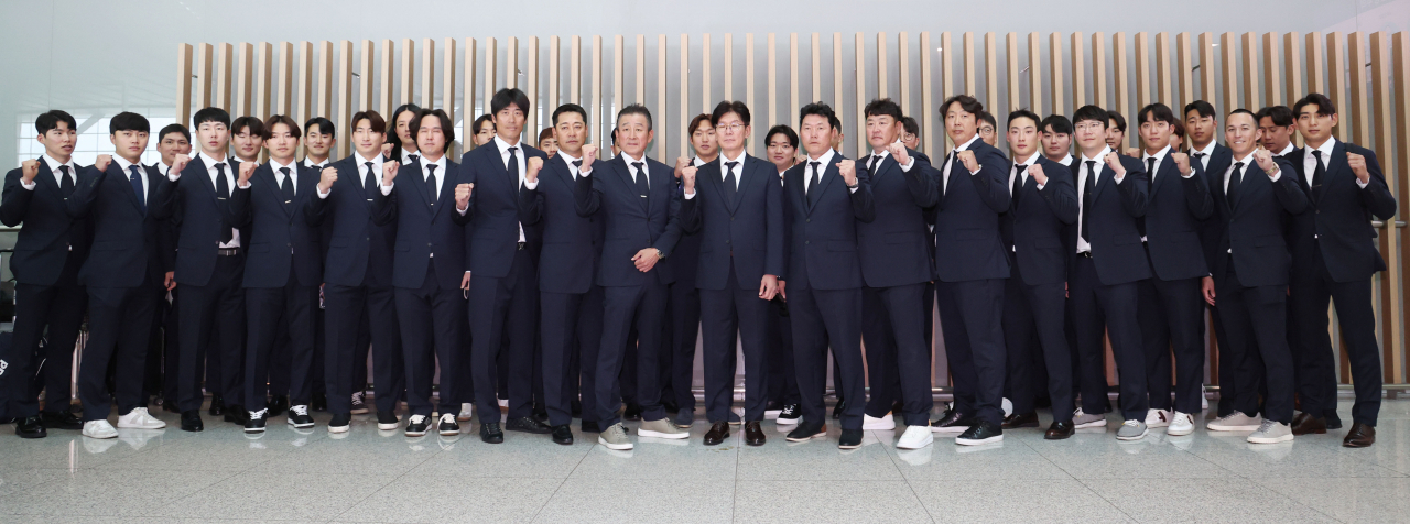 이강철 감독이 이끄는 2023 월드베이스볼클래식(WBC) 한국 대표팀이 4일 오후 일본 오사카로 출국하기 전 기념촬영을 하고 있다. 대표팀은 오사카에서 두 차례 평가전을 치른 뒤 도쿄로 이동해 오는 9일 호주와 첫 경기를 펼친다. [연합뉴스]