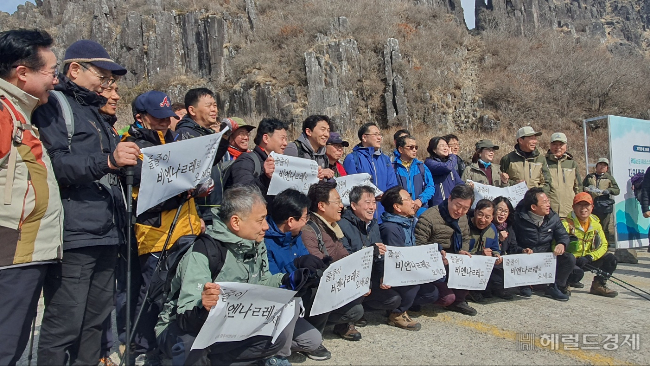 강기정 시장 등이 무등산 정상에서 광주비엔날레 성공을 외치며 퍼포먼스를 펼쳤다.