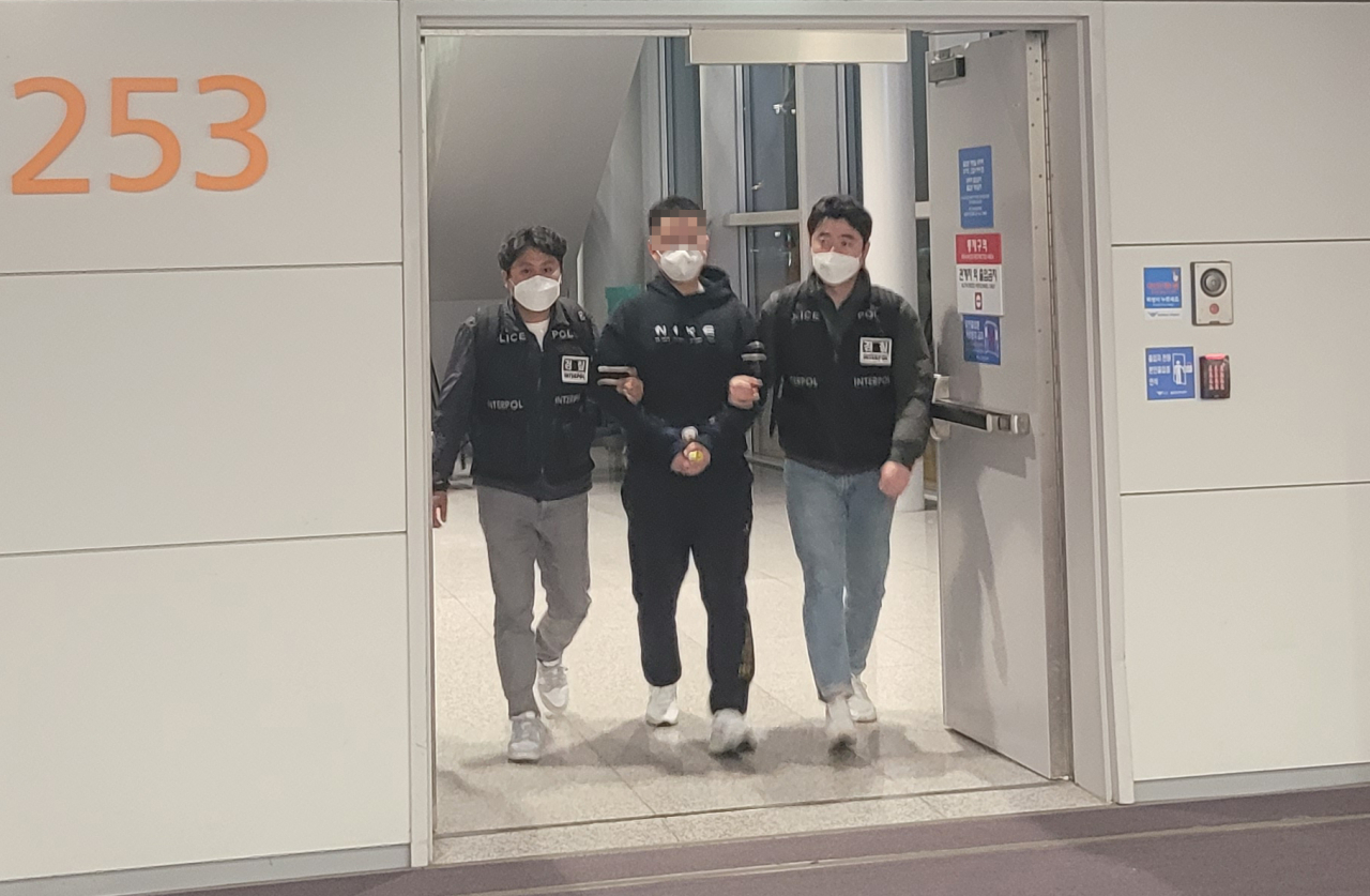 경찰이 필로폰을 유통하다가 필리핀으로 도주한 마약판매책 A씨를 인터폴국제공조를 통해 붙잡아 4일 강제 송환했다. [경찰청 제공, 연합]
