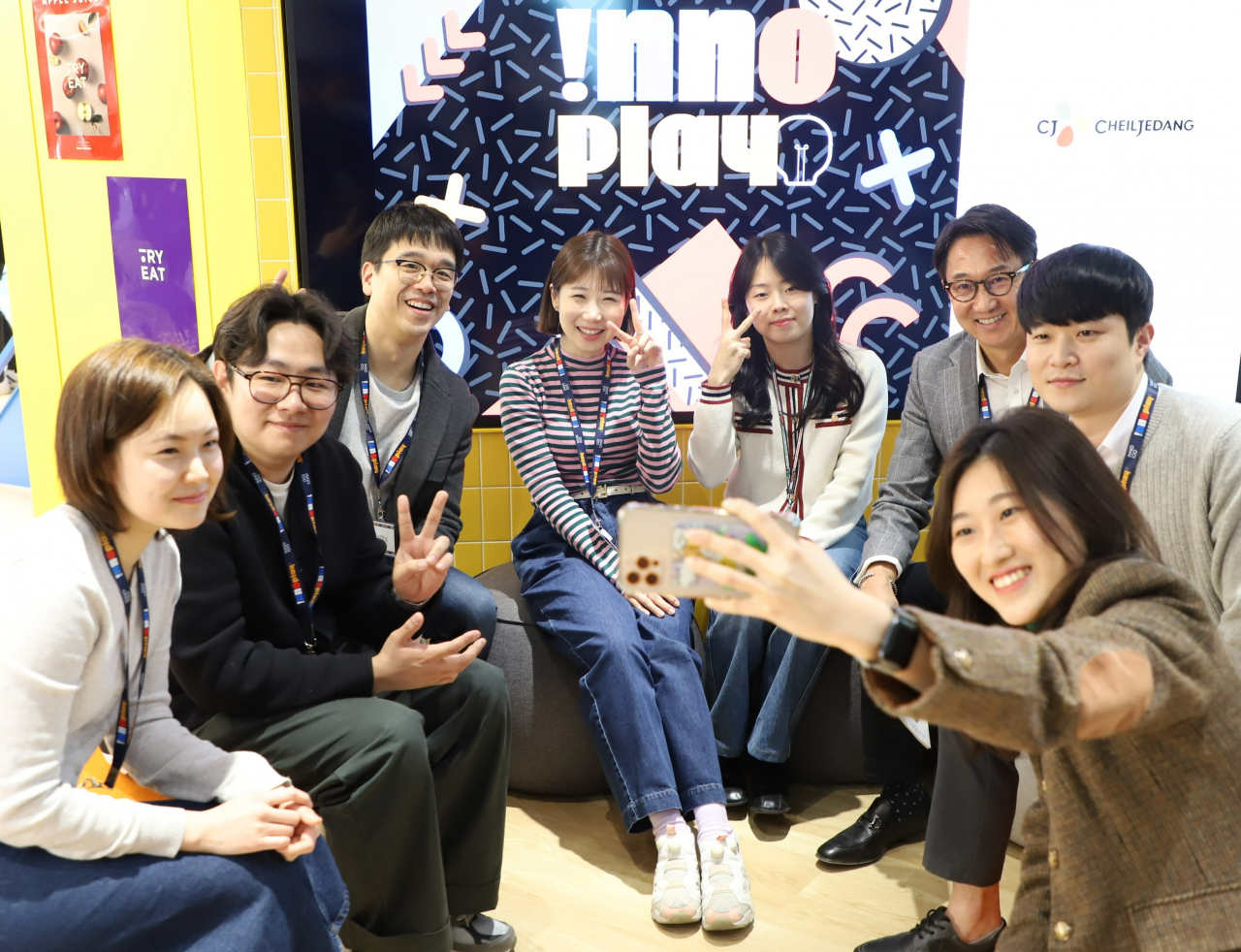 CJ제일제당이 서울 대치동에 개관한 ‘INNO Play’ 커뮤니티 라운지에서 박민석 식품 COO(Chief Operating Officer, 오른쪽에서 세 번째), 이선호 식품성장추진실장(왼쪽에서 세 번째)과 사내벤처 직원들이 기념 촬영을 하고 있다. [CJ제일제당 제공]