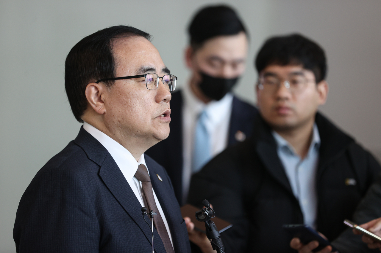 김성한 국가안보실장이 5일 오전 인천국제공항 제2여객터미널을 통해 미국 워싱턴 DC로 출국하기 전 취재진과 질의응답을 하고 있다. 김 실장은 이번 방미 일정에서 미국 행정부와 학계 인사들을 만나 북한 문제, 지역·글로벌 정세, 경제안보 관련 현안을 협의할 예정이다. 또 한미동맹 70주년을 맞아 한미관계를 글로벌 포괄적 전략동맹으로 한층 발전시킬 방안을 논의할 예정이라고 대통령실은 전했다. [연합]