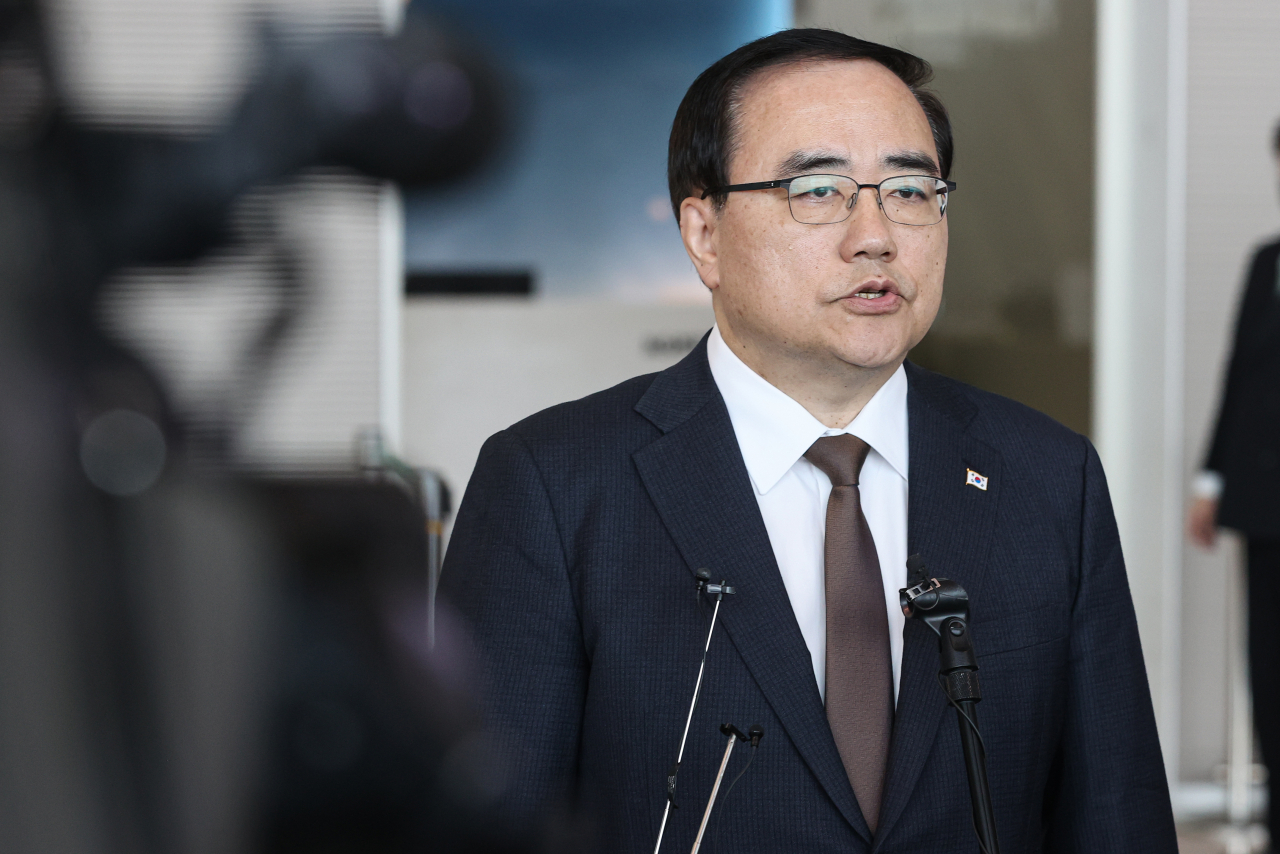 김성한 국가안보실장이 5일 오전 인천국제공항 제2여객터미널을 통해 미국 워싱턴 DC로 출국하기 전 취재진과 질의응답을 하고 있다. 김 실장은 이번 방미 일정에서 미국 행정부와 학계 인사들을 만나 북한 문제, 지역·글로벌 정세, 경제안보 관련 현안을 협의할 예정이다. 또 한미동맹 70주년을 맞아 한미관계를 글로벌 포괄적 전략동맹으로 한층 발전시킬 방안을 논의할 예정이라고 대통령실은 전했다. [연합]