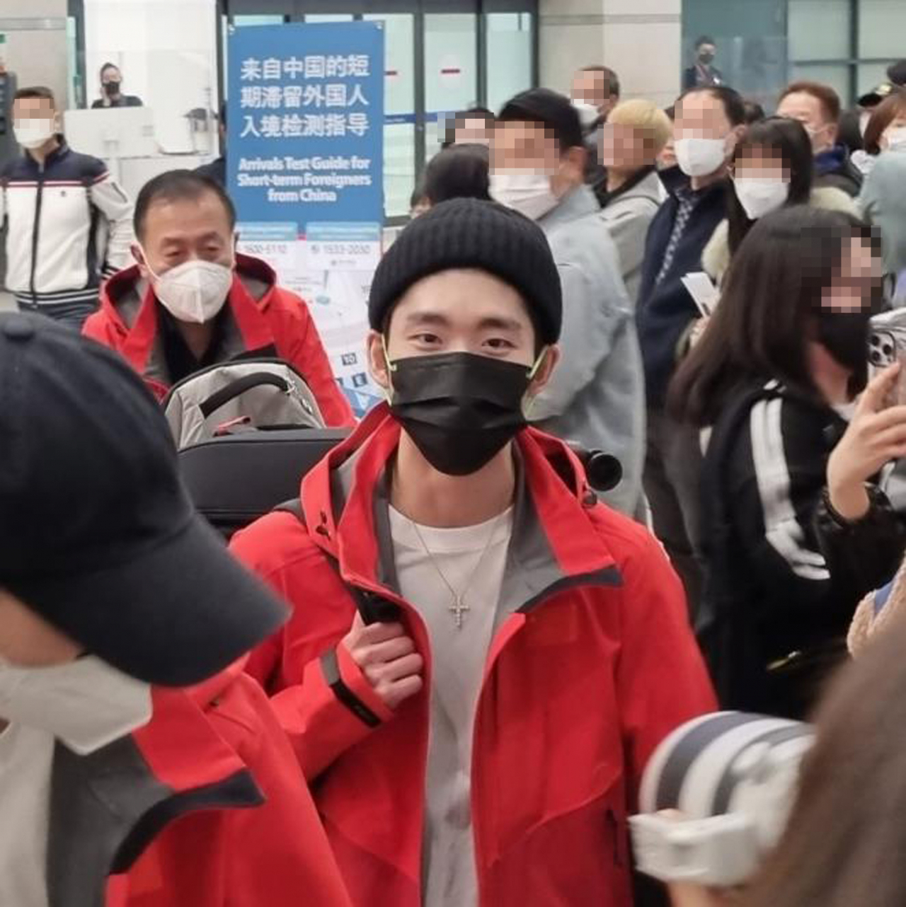 중국 쇼트트랙 대표팀 린샤오쥔(임효준)이 4일 인천국제공항 입국장에서 팬들의 응원을 받으며 이동하고 있다. 린샤오쥔은 10일부터 서울 목동아이스링크에서 열리는 2023 ISU 쇼트트랙 세계선수권대회에 출전한다. 린샤오쥔이 국내에서 뛰는 건 2019년 이후 4년 만이다. [연합]