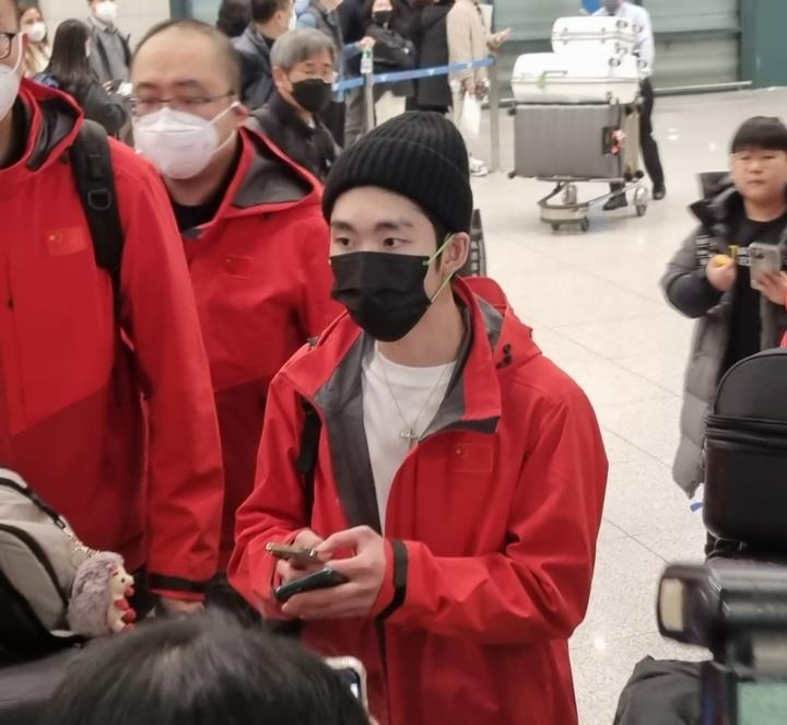 중국 쇼트트랙 대표팀 린샤오쥔(임효준)이 4일 인천국제공항 입국장에서 팬들의 응원을 받으며 이동하고 있다. 린샤오쥔은 10일부터 서울 목동아이스링크에서 열리는 2023 ISU 쇼트트랙 세계선수권대회에 출전한다. 린샤오쥔이 국내에서 뛰는 건 2019년 이후 4년 만이다. [연합]