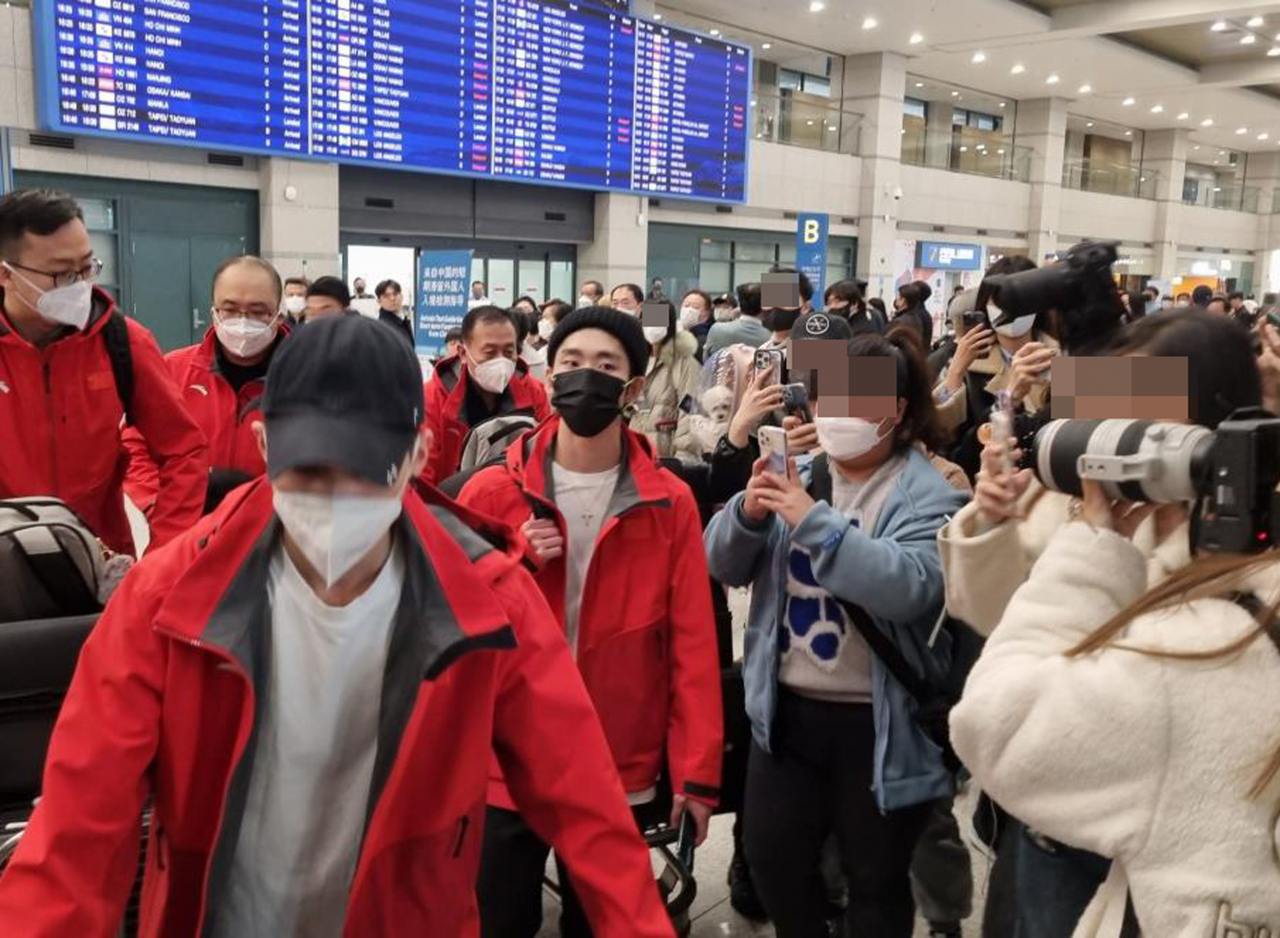 중국 쇼트트랙 대표팀 린샤오쥔(임효준)이 4일 인천국제공항 입국장에서 팬들의 응원을 받으며 이동하고 있다. 린샤오쥔은 10일부터 서울 목동아이스링크에서 열리는 2023 ISU 쇼트트랙 세계선수권대회에 출전한다. 린샤오쥔이 국내에서 뛰는 건 2019년 이후 4년 만이다. [연합]