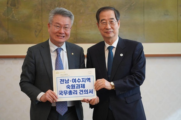 김회재 국회의원이 지난 2월 한덕수 국무총리와 만나 지역 현안을 건의하고 있다.