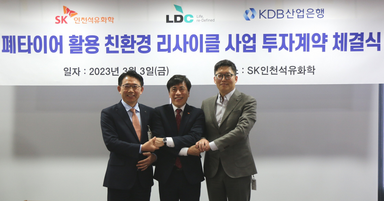 3일 인천 서구 SK인천석유화학 본관에서 박영상 KDB산업은행 중부지역 본부장, 최윤석 SK인천석유화학 사장, 황용경 엘디카본 대표(왼쪽부터)가 폐타이어 활용 친환경 리사이클에 대한 투자계약을 체결하고 있다. [SK이노베이션 제공]