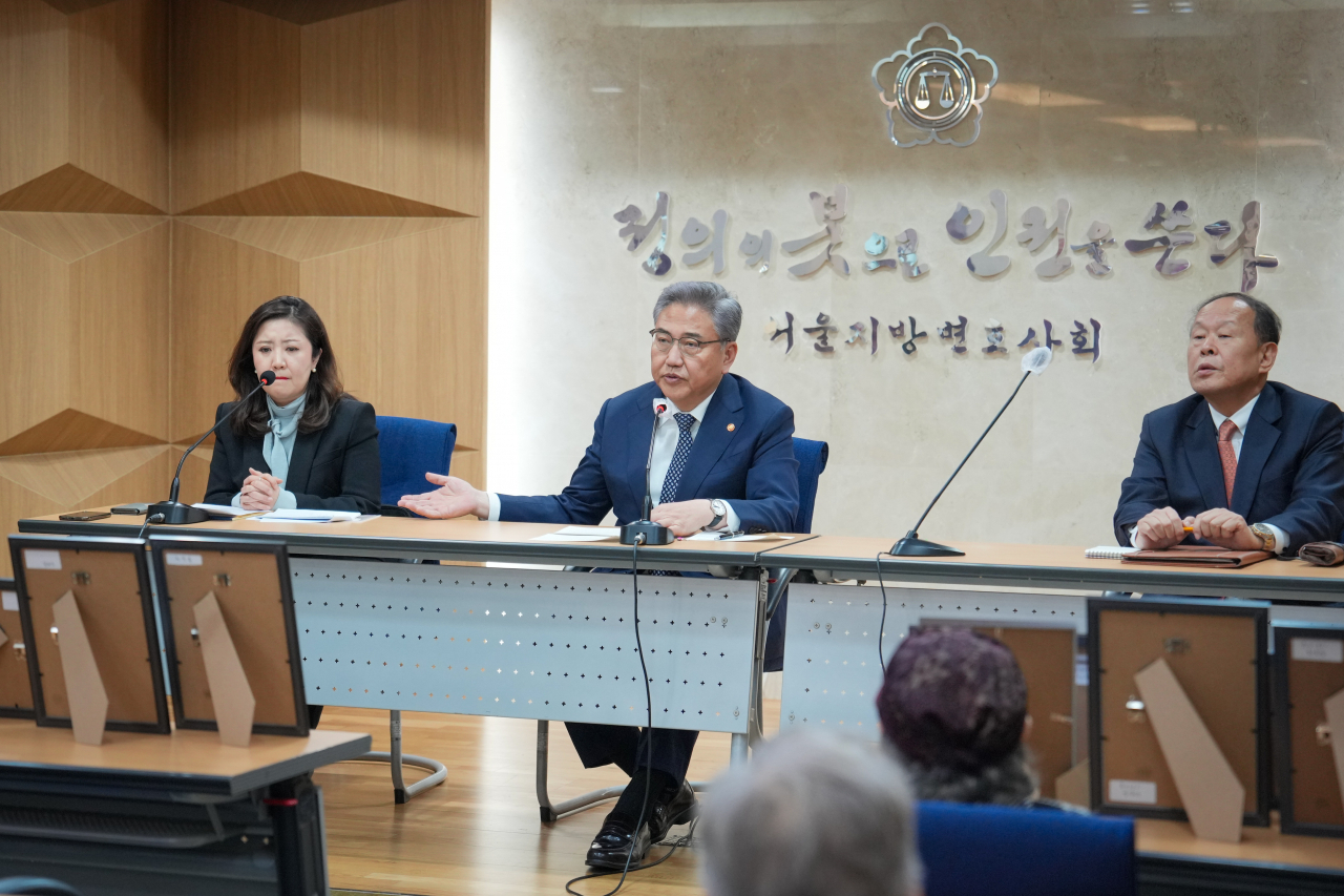 박진 외교장관이 28일 서울 서초구 서울지방변호사회관에서 진행된 강제징용 피해자 및 유족과의 면담에 참석해 발언하고 있다. [연합]