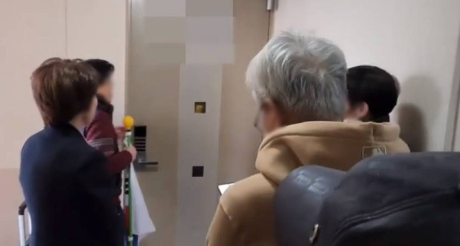 3·1절에 일장기를 건 세종 시민 집 앞에 항의 방문을 하러 간 주민들 [세종시 온라인 커뮤니티]