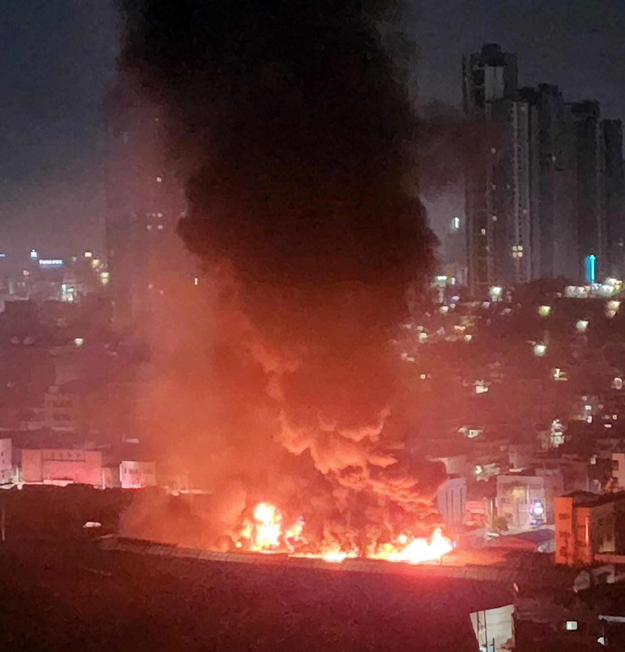 4일 오후 11시 38분께 인천시 동구 송림동 현대시장에서 큰불이 나 소방당국이 진화작업을 벌이고 있다. [연합]