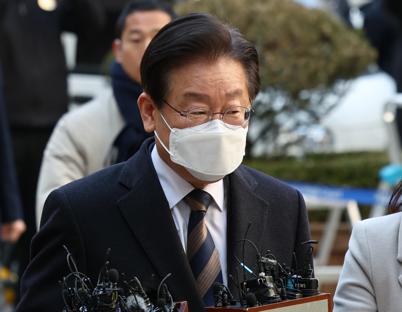 지난 대선 과정에서 허위 발언을 한 혐의로 재판에 넘겨진 이재명 더불어민주당 대표가 3일 오전 서울 서초구 서울중앙지방법원에서 열린 공직선거법 위반 혐의 사건 첫 재판에 출석하기 위해 법정으로 향하고 있다. [연합]